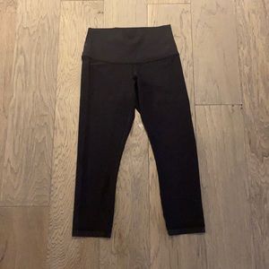 Black Lululemon cropped leggings